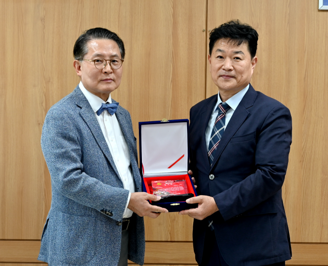 우상현 W병원 병원장(사진 왼쪽)이 달성고로부터 감사패를 받았다. W병원 제공.