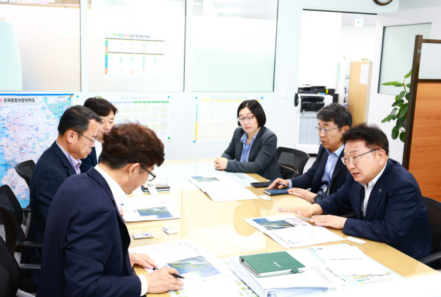 손병복 울진군수가 국비 확보를 위해 행정안전부 등 중앙부처를 방문해 사업을 설명하고 있다. 울진군 제공