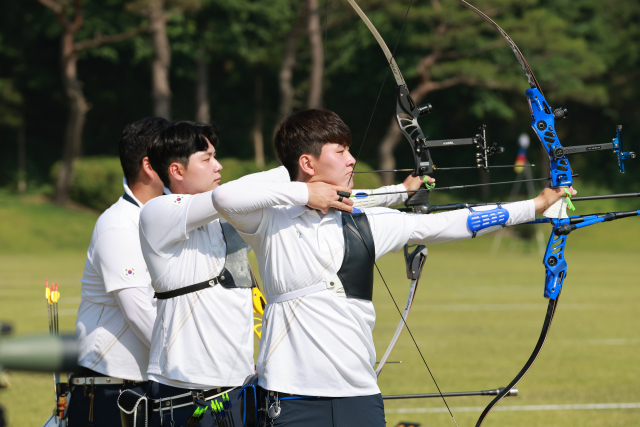 김제덕(오른쪽)을 비롯한 김우진, 이우석 등 남자 리커브 대표팀이 경기에 앞서 연습샷을 하며 몸을 풀고 있다. 예천군 제공