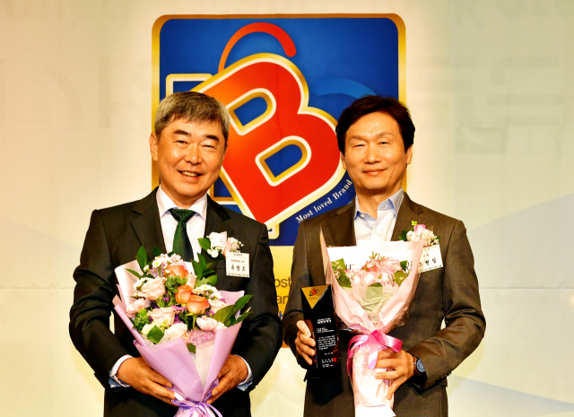 경산시(시장 조현일,오른쪽)가 23일 2024 한국의 가장 사랑받는 브랜드 대상 시상식에서 