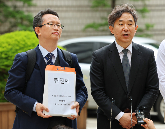 지난 20일 전국의과대학교수협의회 김종일 교육부회장(오른쪽)과 부산대의대 오세옥 교수협의회장이 서울 서초구 서울고등법원 앞에서 의대증원 관련 탄원서 접수 기자회견을 하고 있다. 연합뉴스