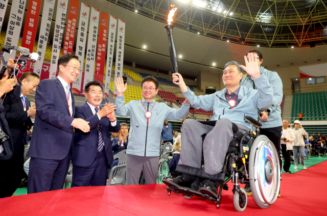 23일 열린 경상북도장애인체육대회에서 선수단 대표가 성화봉송을 하고 있는 모습. 경북도 제공