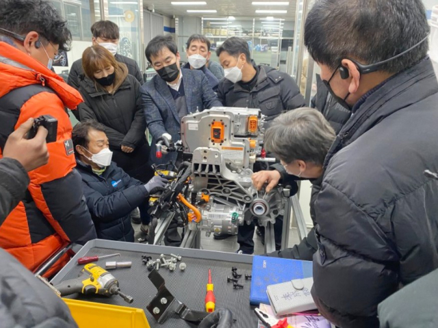 경상북도는 경북자동차전문정비사업조합(이사장 임무근) 및 영남이공대학교와 함께 25일부터 9월 22일까지 4차례에 걸쳐 미래형(친환경) 자동차(이하 친환경 자동차) 현장 전문 인력 양성 교육을 시작한다. 전기모터 이론·실습 교육 모습. 경북도 제공
