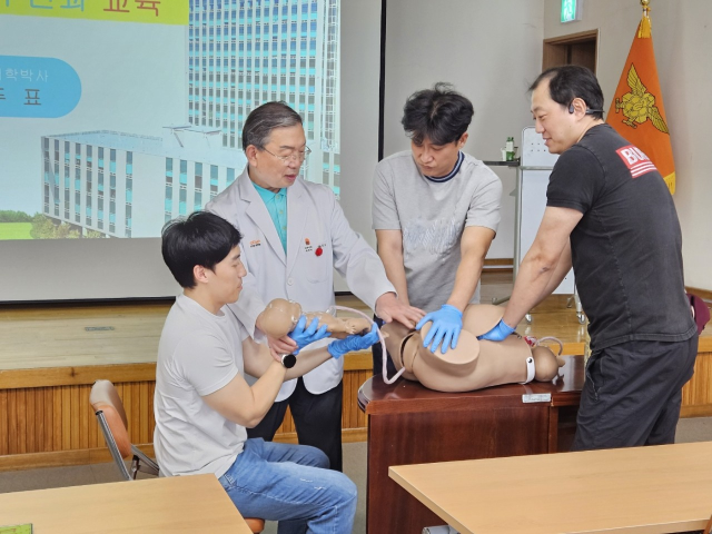 의성소방서는 지난 22일 구급대원들을 대상으로 응급상황에 처한 임산부의 분만 및 산과 응급 특별교육 실시했다. 의성소방서 제공.