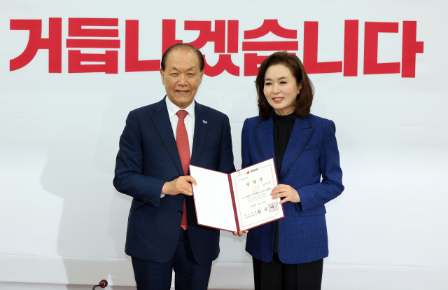 국민의힘 황우여 비상대책위원장이 16일 오전 국회에서 열린 주요당직자 임명장 수여식에서 김민전 수석대변인에게 임명장을 수여한 뒤 기념촬영을 하고 있다. 연합뉴스
