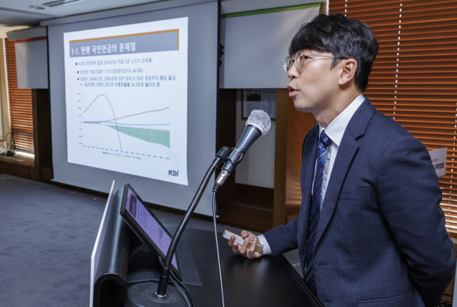 신승룡 한국개발연구원(KDI) 재정·사회 연구부 부연구위원이 23일 오전 서울 중구 프레스센터에서 KDI와 한국경제학회가 주최한 