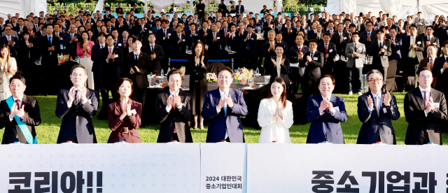 윤석열 대통령이 23일 서울 용산 대통령실 잔디마당에서 열린 