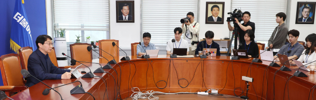 더불어민주당 국회연금개혁특위 간사인 김성주 의원이 23일 오후 국회에서 기자간담회를 열고 연금특위 개최 무산에 대한 민주당의 입장을 설명하고 있다. 연합뉴스