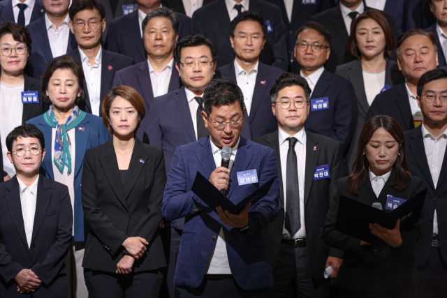 23일 충남 예산군 스플라스리솜에서 열린 제22대 국회 더불어민주당 당선인 워크숍에서 김태선 당선인이 결의문을 낭독하고 있다. 연합뉴스