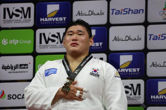 세계선수권대회 금메달 딴 김민종 유도 국가대표 김민종이 24일(한국시간) 아랍에미리트(UAE) 아부다비 무바달라 아레나에서 열린 2024 국제유도연맹(IJF) 세계유도선수권대회 남자 100㎏ 이상급 경기에서 우승한 뒤 시상대에서 눈물을 흘리고 있다. 대한유도회 제공