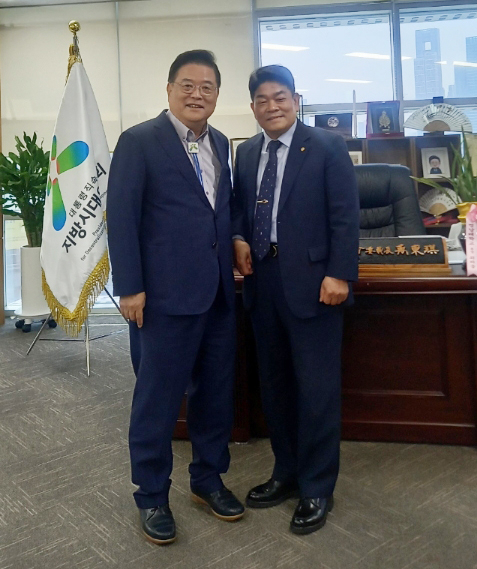 임승환 한국복지사이버대학교 부총장(오른쪽)과 23일 지방시대위원회 우동기 위원장과 간담회를 가졌다.