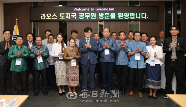 라오스 천연자원환경부 토지국 부국장 등이 23일 경산시를 방문해 선진 부동산 행정을 견학하고 기념사진을 촬영했다. 경산시 제공