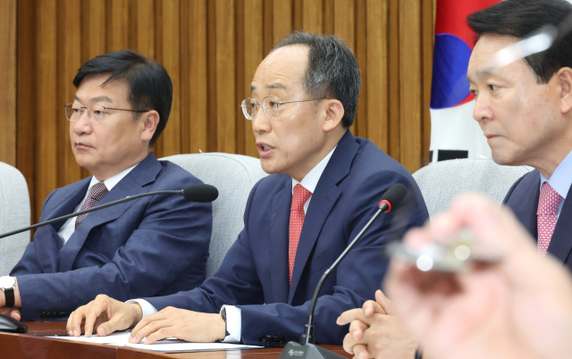 국민의힘 추경호 원내대표(가운데)가 24일 오전 국회에서 열린 원내대책회의에서 발언하고 있다. 연합뉴스