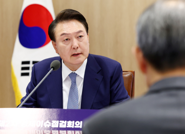 윤석열 대통령이 지난 23일 서울 용산 대통령실 청사에서 열린 제2차 경제이슈점검회의에 참석해 발언하고 있다. 연합뉴스