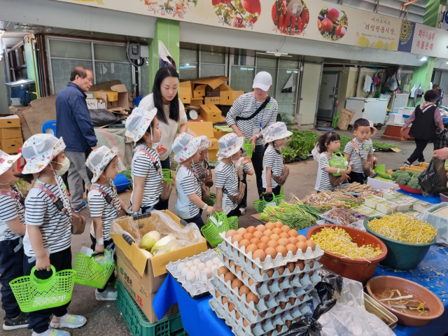 의성군과 소상공인시장진흥공단은 22일 의성공설전통시장에서 지역 어린이 150여명과 함께 전통시장 장보기 체험행사를 진행했다. 의성군 제공.