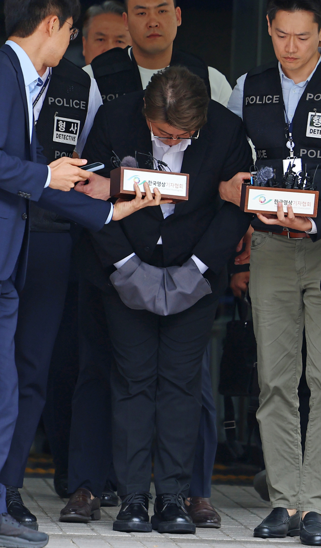음주 뺑소니 혐의로 구속영장이 신청된 가수 김호중이 24일 구속 전 피의자 심문(영장실질심사)을 마친 뒤 서울 서초구 서울중앙지법을 나서며 고개 숙여 인사하고 있다. 연합뉴스