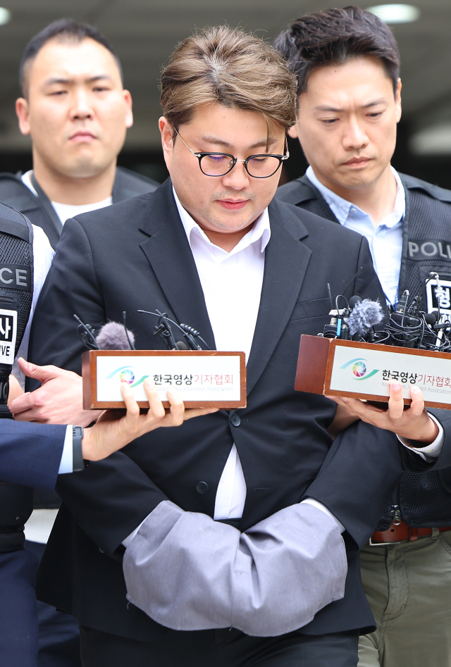 음주 뺑소니 혐의로 구속영장이 신청된 가수 김호중이 24일 구속 전 피의자 심문(영장실질심사)을 마친 뒤 서울 서초구 서울중앙지법을 나서고 있다. 연합뉴스