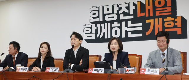 개혁신당 허은아 대표(왼쪽 네번째)가 24일 오전 국회에서 열린 최고위원회의에서 발언하고 있다. 연합뉴스