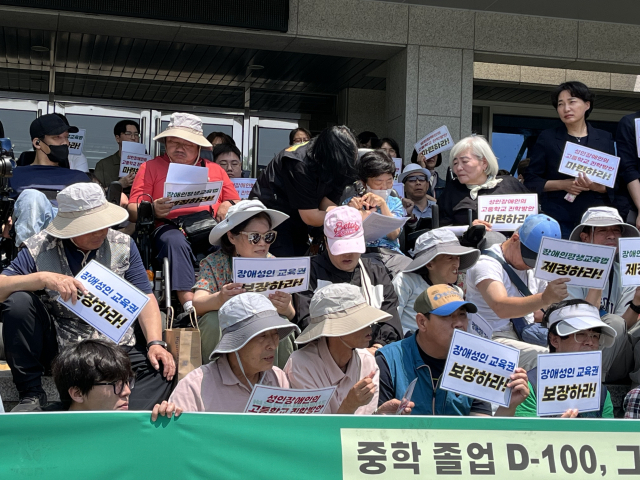 박경화 질라라비장애인야학 중학과정 졸업 예정자가 활동가의 도움을 받아 발언을 하고 있다. 김영경 기자