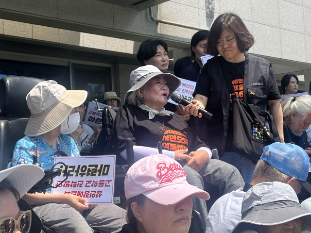 박명애 장애인지역공동체 대표가 활동가의 도움을 받아 발언을 하고 있다. 정두나 수습기자