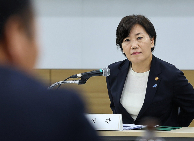 송미령 농림축산식품부 장관이 24일 서울 에이티(aT)센터에서 농업인단체장들과 양곡관리법·농수산물 유통 및 가격 안정에 관한 법률 개정 현황 등 농정현안에 대한 소통 간담회를 하고 있다. 연합뉴스