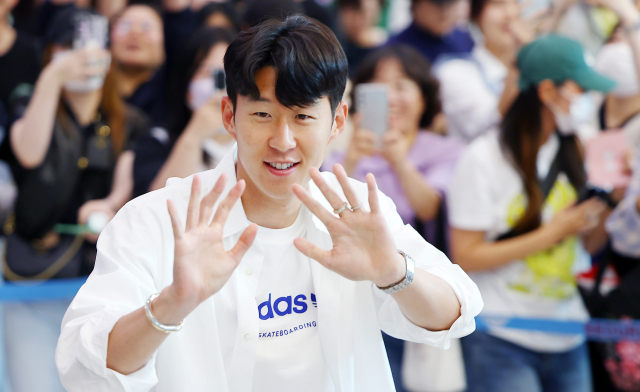 축구대표팀 주장 손흥민이 23일 오후 인천국제공항 제2여객터미널 입국장에 들어서며 팬들에게 인사하고 있다. 대표팀은 다음 달 6일 싱가포르 원정으로 2026 월드컵 아시아 2차 예선 5차전, 11일에는 홈에서 중국을 상대로 6차전을 벌인다. 연합뉴스