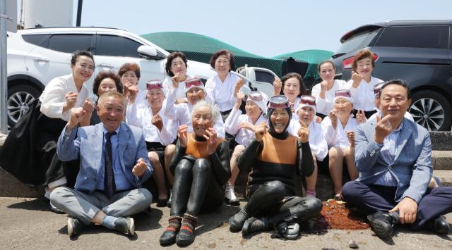 25일 오후 제주시 한림읍 귀덕2리에서 은퇴식에 참가하는 해녀들과 김성근 귀덕2리어촌계장, 정영애 해녀회장, 양영철 제주국제자유도시개발센터(JDC) 이사장 등이 기념사진을 찍고 있다. 