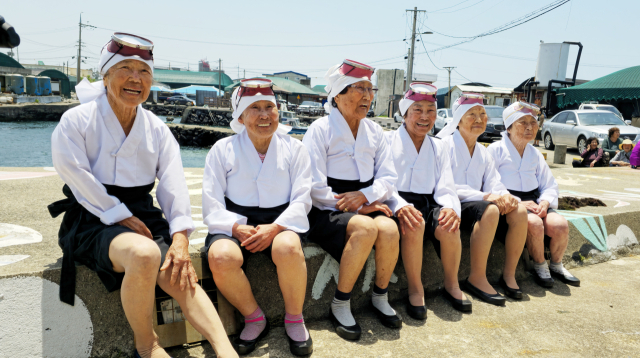 25일 오후 제주시 한림읍 귀덕2리어촌계회관에서 열린 사상 첫 해녀 은퇴식에 참석하기 위해 옛 해녀복을 입은 부창우(83), 박정자(86), 김조자(89), 홍순화(79), 김신생(83), 홍희성(86) 해녀가 활짝 웃으며 기념사진을 찍고 있다. 연합뉴스