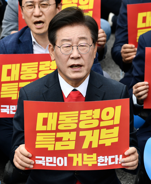 더불어민주당 이재명 대표가 25일 오후 서울역 앞에서 열린 야당·시민사회 공동 해병대원특검법 거부 규탄 및 통과 촉구 범국민대회에서 구호를 외치고 있다. 연합뉴스