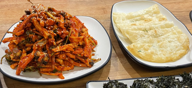 대구 무침회에 짝꿍이 생겼다. 바로 납작만두. 이제는 만두가 없다고 하면 손님 70% 정도는 그냥 나가는 정도가 됐다.