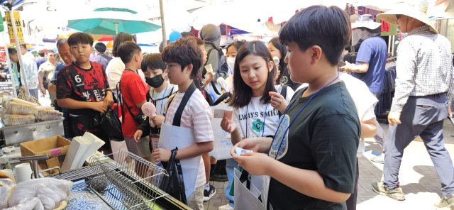 고령초교 학생들이 대가야 전통시장서 