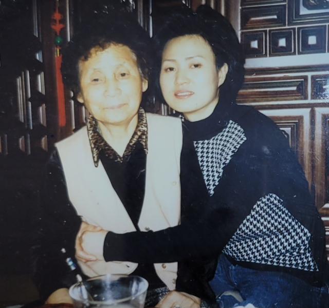 손옥희(오른쪽) 시인이 39세 때 친정집 큰방에서 어머니(신경란)와 함께한 모습. 손옥희 씨 제공
