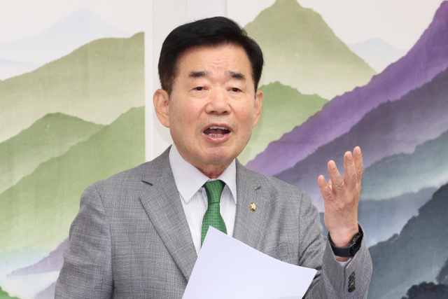 김진표 국회의장이 26일 오전 서울 여의도 국회의장실에서 연금개혁과 관련해 기자간담회를 하고 있다. 김 의장은