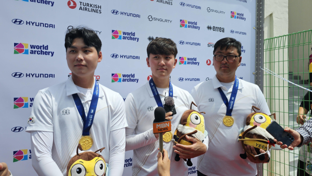 26일 경북 예천군 진호국제양궁장에서 열린 2024 현대 양궁 월드컵 2차 대회 리커브 남자 단체전에서 금메달을 딴 남자 양궁 대표팀의 이우석(왼쪽부터), 김제덕, 김우진이 취재진과 인터뷰하고 있다. 연합뉴스