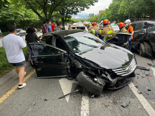 25일 오전 11시 11분께 대구 달서구 신당동 문화대삼거리에서 승용차 9대가 부딪히는 사고가 났다. 이 사고로 차량 운전자 등 9명이 경상을 입고 인근 병원으로 이송됐다. 연합뉴스