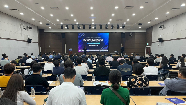 지난 22일 구미코에서 열린 한국반도체디스플레이기술학회 국내학술대회에서 백홍주 원익큐앤씨 대표가 강연을 하고 있다. 구미시 제공