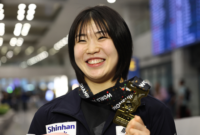 2024 국제유도연맹(IJF) 세계유도선수권대회 여자 57㎏급에서 금메달을 획득한 여자 유도 간판 허미미(경북체육회)가 26일 인천국제공항 1터미널을 통해 귀국 후 메달을 들어 보이고 있다. 연합뉴스