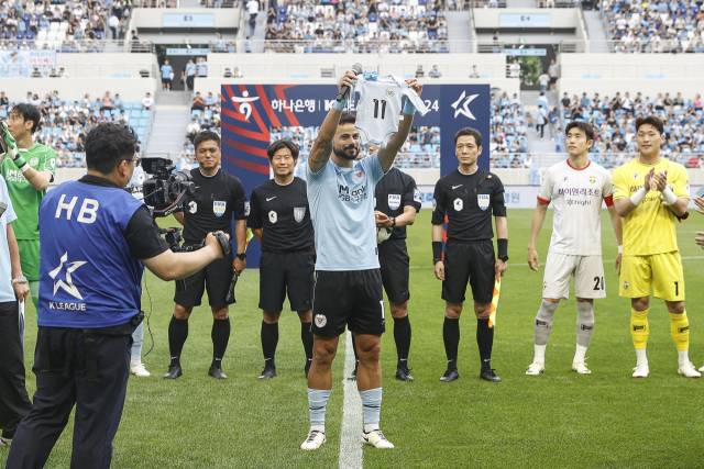 세징야의 60-60 클럽 가입 기념식 모습. 대구FC 제공