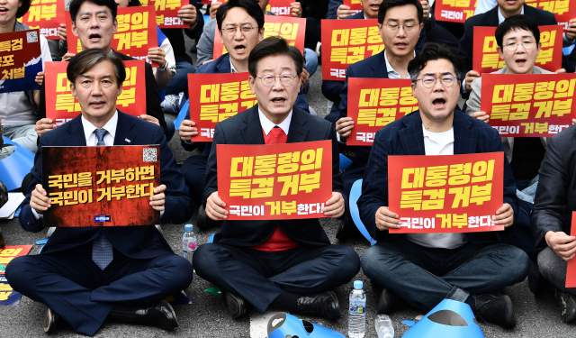 더불어민주당 이재명 대표와 박찬대 원내대표, 조국혁신당 조국 대표 등이 25일 오후 서울역 앞에서 열린 야당·시민사회 공동 해병대원특검법 거부 규탄 및 통과 촉구 범국민대회에서 구호를 외치고 있다. 연합뉴스