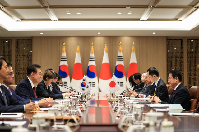 윤석열 대통령이 26일 서울 용산 대통령실에서 기시다 후미오 일본 총리와 한일 정상회담을 하고 있다. 연합뉴스