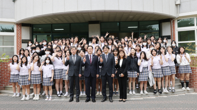 이희완 국가보훈부 차관이 경북 칠곡 순심여중 학생들과 기념촬영을 하고 있다. 칠곡군 제공