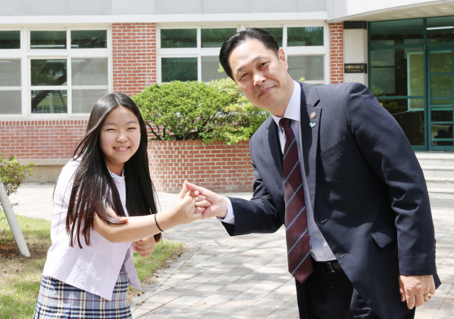 이희완 국가보훈부 차관(사진 오른쪽)이 경북 칠곡 순심여중 유아진 학생과 기념촬영을 하고 있다. 칠곡군 제공