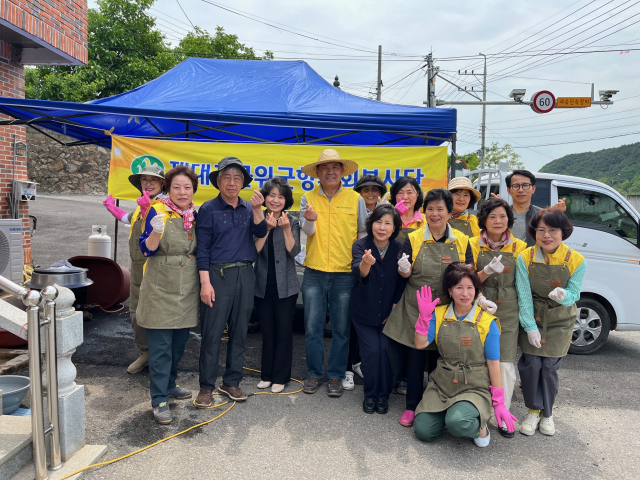 대구군위군향우회봉사단이 군위군 우보면 이화3리 경로당을 방문, 짜장면 나눔 봉사 활동을 펼쳤다. 군위군 제공