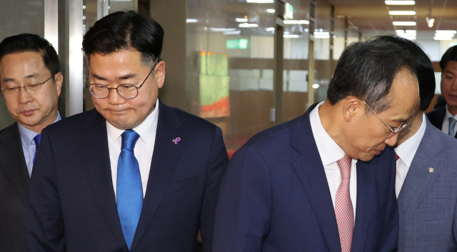 국민의힘 추경호 원내대표(오른쪽)와 더불어민주당 박찬대 원내대표가 27일 서울 여의도 국회에서 김진표 국회의장과 면담을 마치고 나와 취재진의 질문에 답한 후 각자 자리에서 떠나고 있다. 이날 양당 원내대표는 하루 앞으로 다가온 21대 국회 마지막 본회의 안건을 김 의장 주재로 논의했으나 합의에 이르지 못했다. 연합뉴스