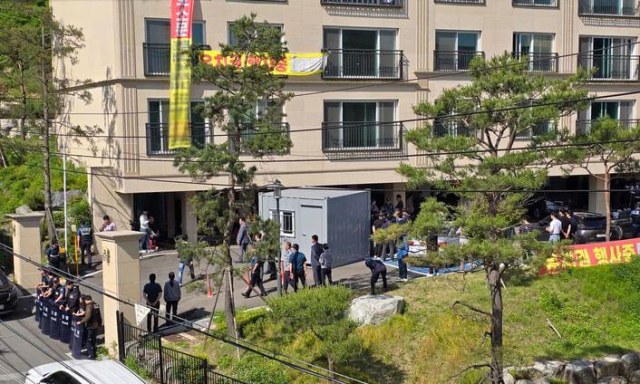 27일 오전 경북 안동시 정상동 한 빌라를 두고 유치권을 주장하는 이들과 분양 대행업체 간 충돌 사태가 우려돼 경찰이 현장에 출동해 비상대기하고 있다. 독자 제공