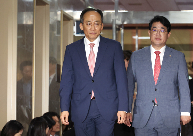 국민의힘 추경호 원내대표가 27일 국회 의장실에서 열리는 여야 원내대표 회동에 입장하고 있다. 연합뉴스