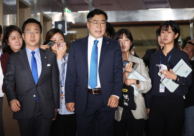 더불어민주당 박찬대 원내대표가 27일 국회 의장실에서 열리는 여야 원내대표 회동에 입장하고 있다. 연합뉴스