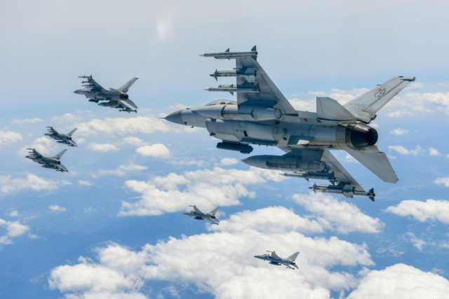 합참은 우리 공군 F-35A, KF-16, FA-50 편대가 NFL(비행금지선) 이남 중·동부 공역에서 공격편대군 비행훈련 및 타격 훈련을 실시했다고 27일 밝혔다. 사진은 우리 공군 F-35A·KF-16 편대가 공격편대군 비행훈련 및 타격 훈련을 실시하는 모습. 합동참모본부 제공