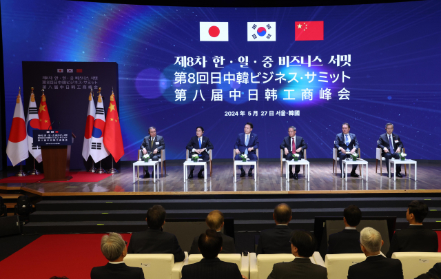 윤석열 대통령이 27일 서울 중구 대한상공회의소에서 열린 제8차 한일중 비즈니스 서밋에 참석하고 있다. 왼쪽부터 도쿠라 마사카즈 일본 게이단렌 회장, 기시다 후미오 일본 총리, 윤 대통령, 리창 중국 국무원 총리, 최태원 대한상공회의소 회장, 런홍빈 중국 국제무역촉진위원회 회장. 연합뉴스