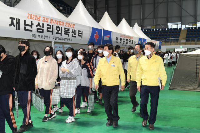 지난 2022년 진행한 방사능방재 연합훈련에서 정종복 기장군수가 훈련장소인 강서체육공원 체육관에서 현장훈련을 점검하고 있다. [사진=기장군]